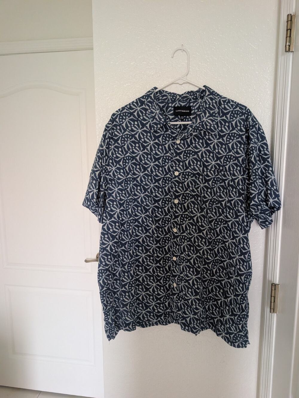 Lucky Brand Men XXL Blue and White Geometric Short Sleeve Button Down Shirt